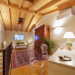 🇮🇹 L’ Atelier ‘I Magazzini’ è un luogo che mi piace definire di arte e ‘bellezza’ dove lavoro e creo. Qui ‘plasmo’ i desideri di coloro che desiderano vivere un’esperienza unica ed indimenticabile. Qui mostro tutto ciò che può contribuire a rendere speciale un evento… Qui si respira un’aria familiare e magica che ci riconduce al passato… Questo luogo ‘nasconde’ inoltre un giardino segreto di grande fascino dove lasciarsi avvolgere dal silenzio accompagnato dal solo canto degli uccellini e dai profumi del gelsomino e dalla bellezza del glicine. Vi aspetto!!! 🇬🇧 Atelier 'I Magazzini' is a place that I like to define as art and 'beauty' where I work and create. Here I ‘mould' the desires of those who wish to live a unique and unforgettable experience. Here I show everything that can help make an event special... Here you can breathe a familiar and magical air that leads us back to the past... This place also 'hides' a secret garden of great charm where you can be surrounded by silence accompanied by the singing of birds and the scents of jasmine and the beauty of wisteria. I wait you!!

📍 Rossella Celebrini Events
Luxury Experiences in Tuscany
www.rossellacelebrinievents.it

📍 Photo Credit Daniele Anichini @daniele_anichini 

📍 I quadri sono di/ The pictures are of Belinda Biancotti, Antonella Avataneo e Gabriele Diversi. @belindabiancotti @avataneoarte 

#RossellaCelebriniEvents #LuxuryExperiencesinTuscany #LuxuryExperiences #RossellaCelebrini #EventManager #EventPlanner #EventDesigner #AWorldofBeauty #Atelier #AtelierIMagazzini #Work #Creativity #Passion #Projects #ExclusiveEvents #LuxuryEvents #InsideEvents #TheDetailsmaketheDifference #IDettaglifannolaDifferenza #AmoreperiDettagli #LuoghiMagici #Luoghi #Locations #Venues #ElbaIsland #IsoladElba #ArcipelagoToscano #TuscanArchipelago #Tuscany #TuscanyLovers